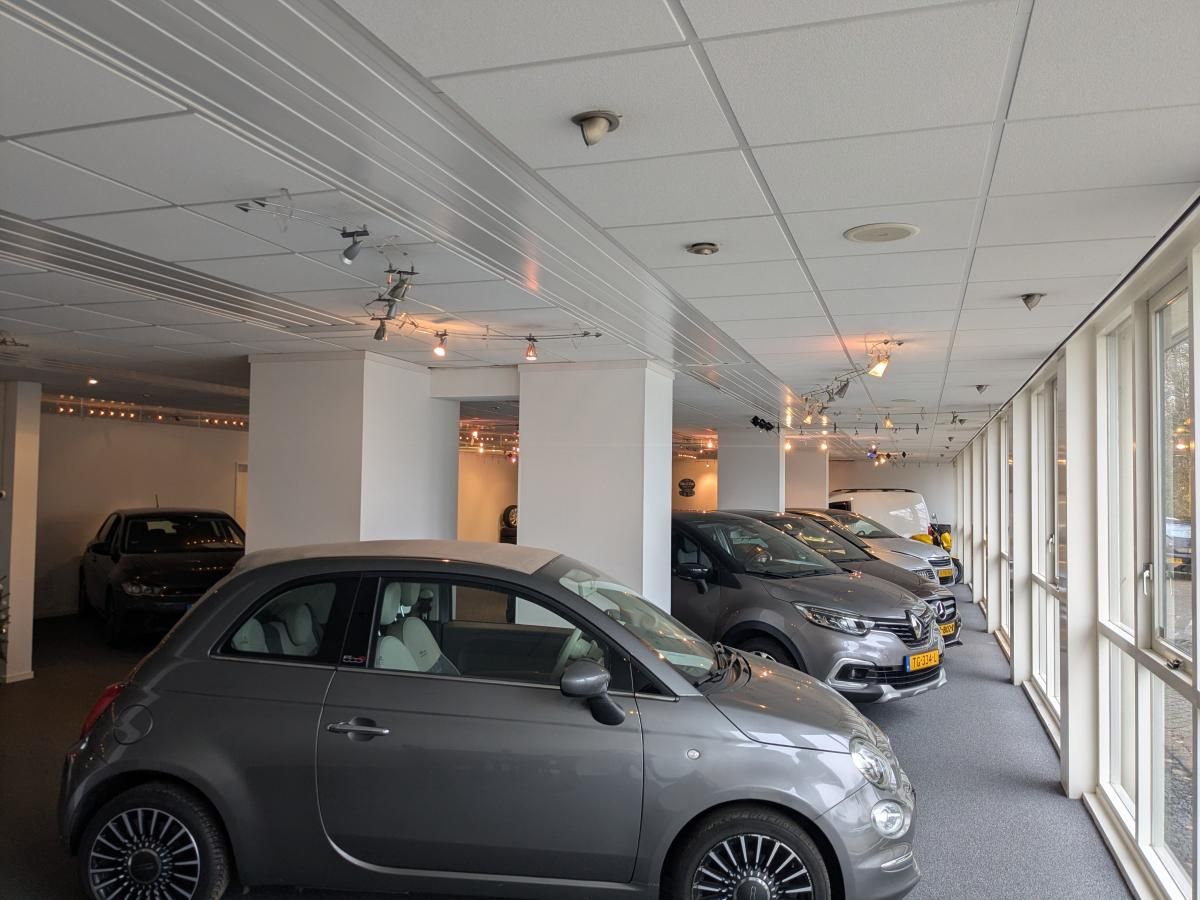 Showroom Van der Woude Automotive